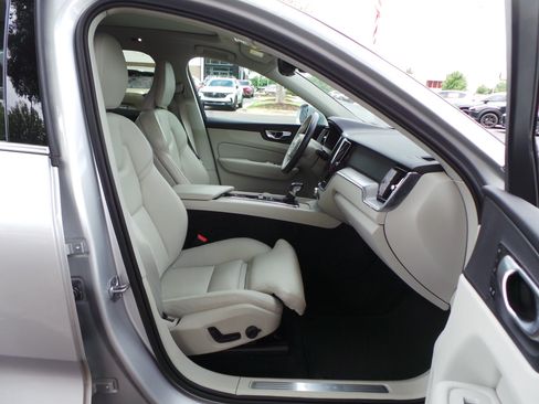 Used 2019 Volvo XC60 T5 Momentum w/ Premium Package AWD/4WD image 39