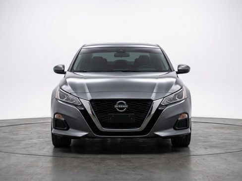 Used 2025 Nissan Altima 2.5 SV FWD image 2