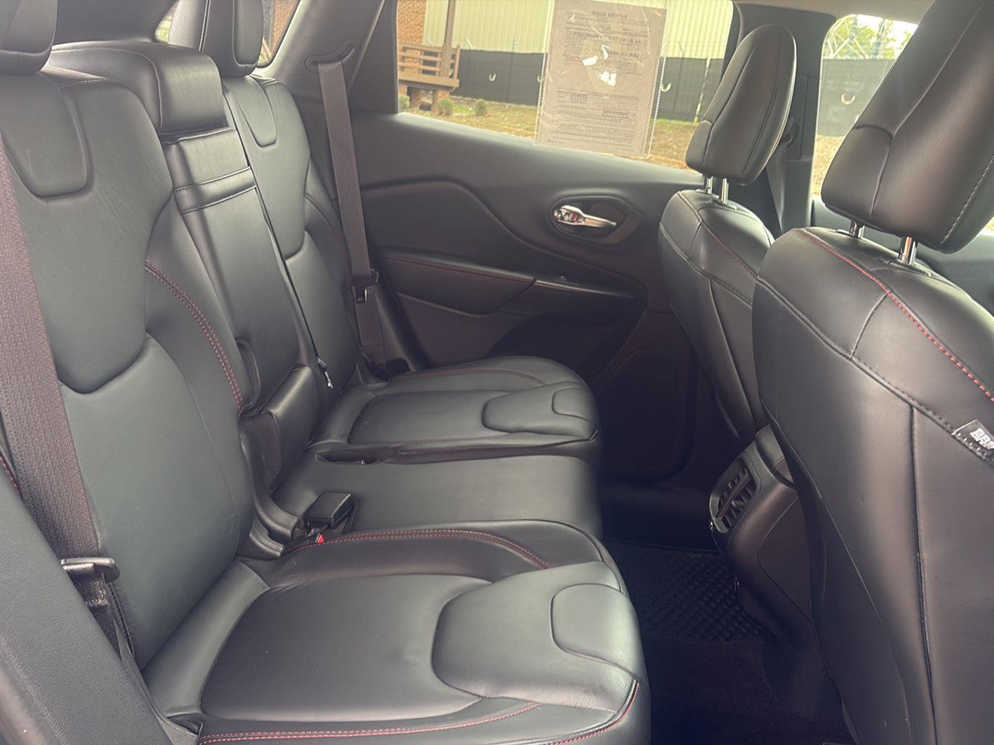 Used 2016 Jeep Cherokee Trailhawk w/ Leather Interior Group AWD/4WD image 18