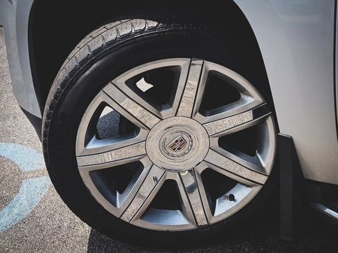 Used 2015 Cadillac Escalade Luxury RWD image 4