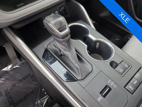 Used 2022 Toyota Highlander XLE FWD image 25