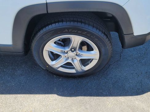 Used 2024 Jeep Compass Latitude AWD/4WD image 8