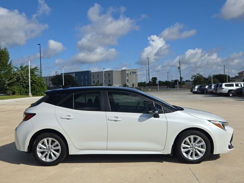 Used 2026 Toyota Corolla SE FWD image 2