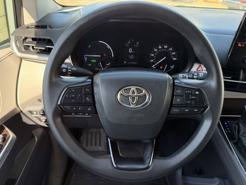 Used 2023 Toyota Sienna LE FWD image 12