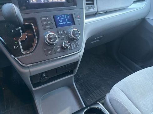 Used 2017 Toyota Sienna LE image 11