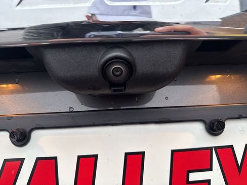 Used 2022 Ford Explorer XLT w/ Equipment Group 202A image 6