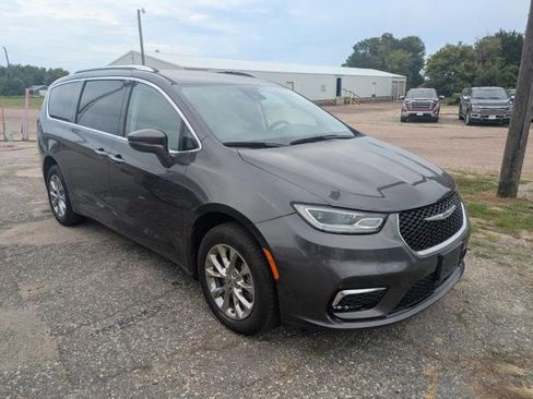 Used 2021 Chrysler Pacifica Touring-L image 2