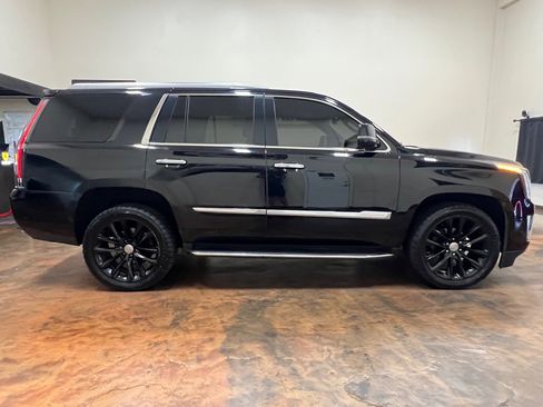 Used 2018 Cadillac Escalade Luxury RWD image 10