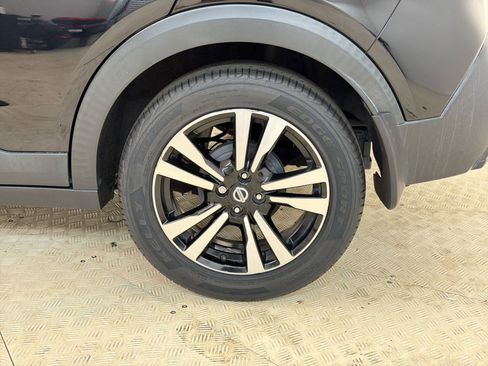 Used 2018 Nissan Kicks SV image 11