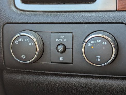 Used 2013 Chevrolet Avalanche LTZ image 26