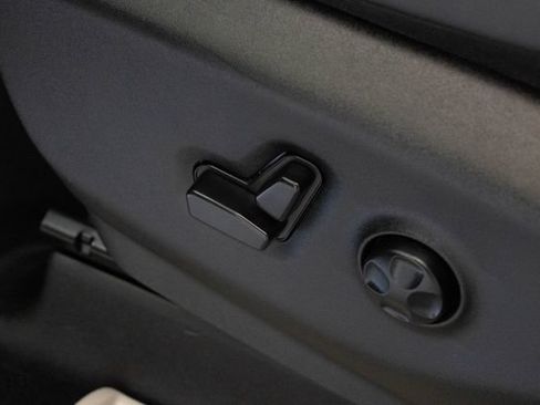 Used 2024 Chrysler Pacifica Touring-L FWD image 15