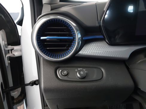 Used 2025 Chevrolet Trax LT w/ Driver Confidence Package image 24