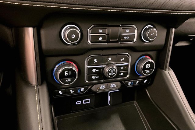 Used 2024 Chevrolet Suburban Premier AWD/4WD image 32