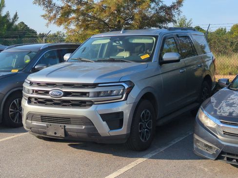 Used 2023 Ford Expedition XLT RWD image 2