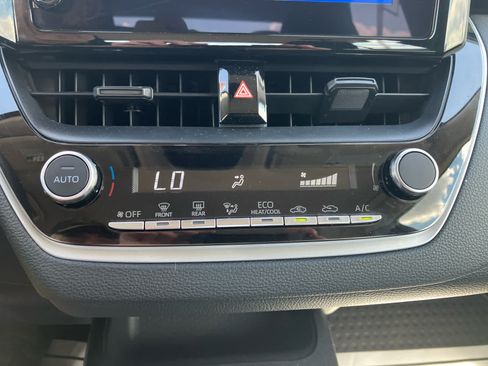 Used 2025 Toyota Corolla LE FWD image 21