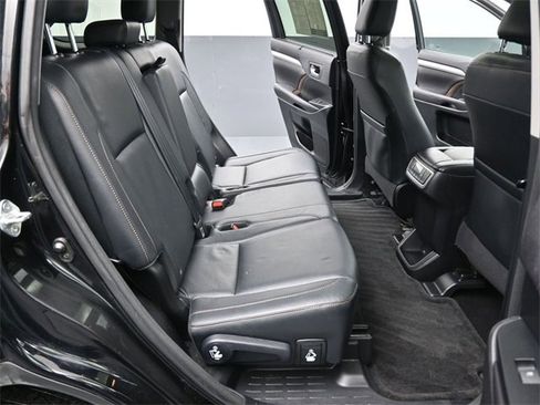 Used 2016 Toyota Highlander XLE image 25