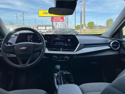 Used 2025 Chevrolet Trax LT image 32