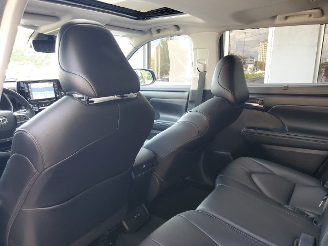 Used 2020 Toyota Highlander XLE FWD image 35