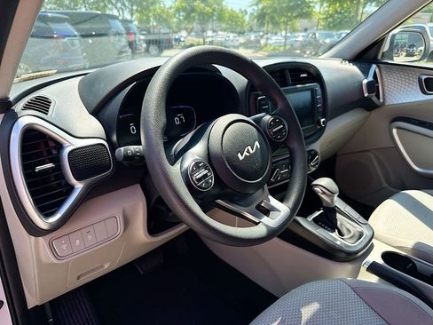 Used 2025 Kia Soul LX FWD image 19