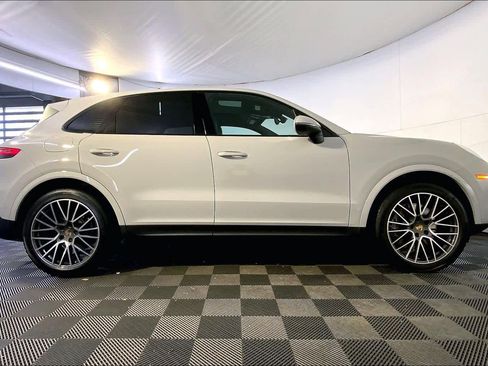 Used 2022 Porsche Cayenne Platinum Edition image 8