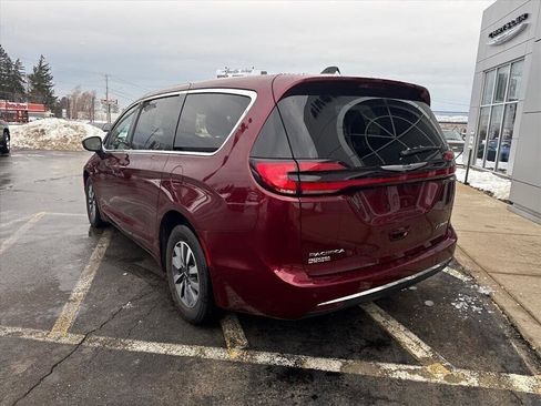Used 2023 Chrysler Pacifica Touring-L w/ Uconnect Theater Family Group image 3