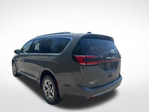 Used 2021 Chrysler Pacifica Limited AWD/4WD image 3