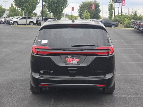 New 2026 Chrysler Pacifica Limited w/ S Appearance Package image 17
