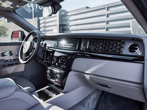 Used 2025 Rolls-Royce Phantom Sedan RWD image 48