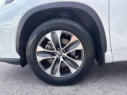 Used 2023 Toyota Highlander XLE image 5
