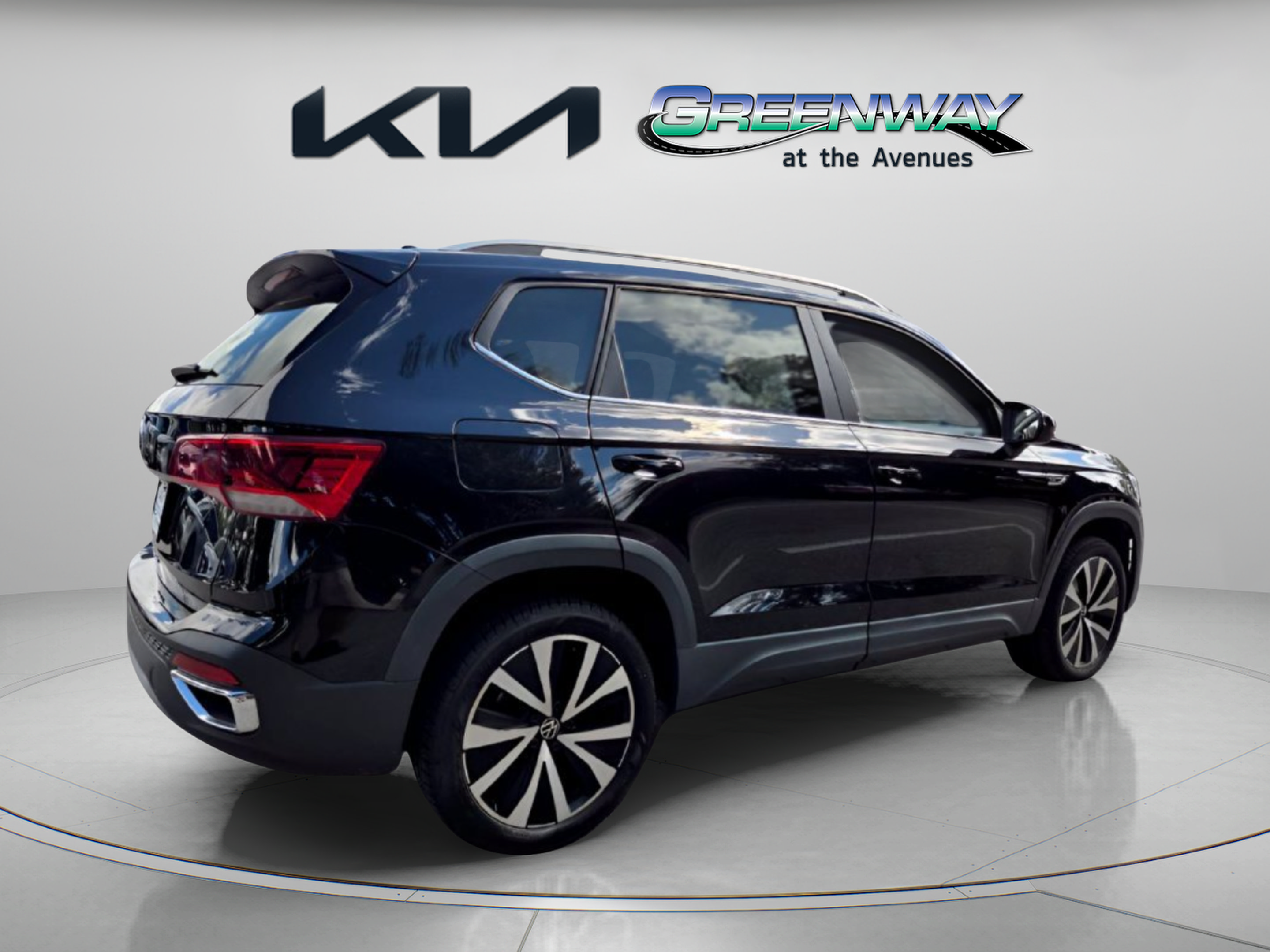 Used 2022 Volkswagen Taos SE w/ Panoramic Sunroof Package FWD image 7