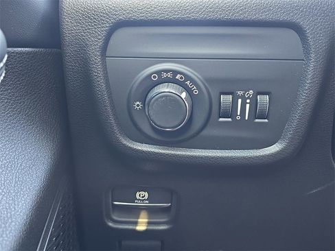 Used 2025 Jeep Grand Cherokee Laredo w/ Luxury Tech Group I image 26