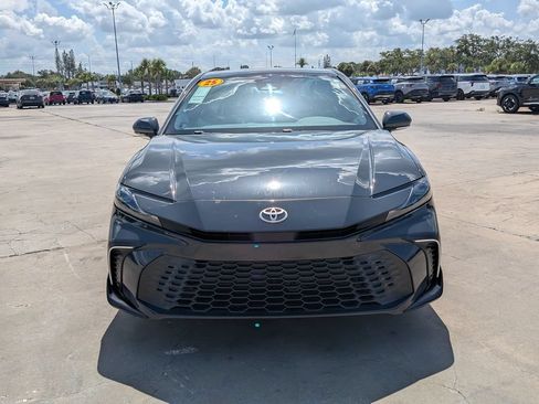 Used 2025 Toyota Camry SE FWD image 3