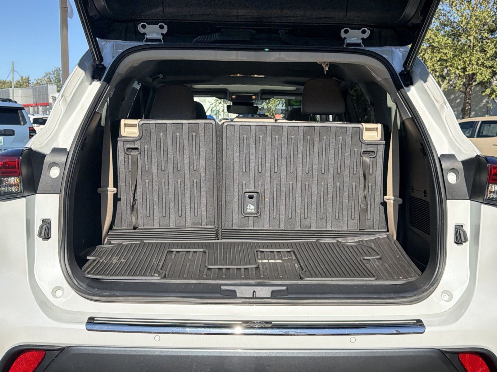 Used 2023 Toyota Highlander Limited FWD image 28