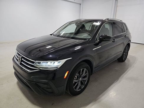 Used 2022 Volkswagen Tiguan SE w/ Panoramic Sunroof Package FWD image 2