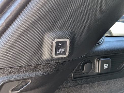 Used 2022 Jeep Grand Cherokee Overland w/ Luxury Tech Group IV AWD/4WD image 9