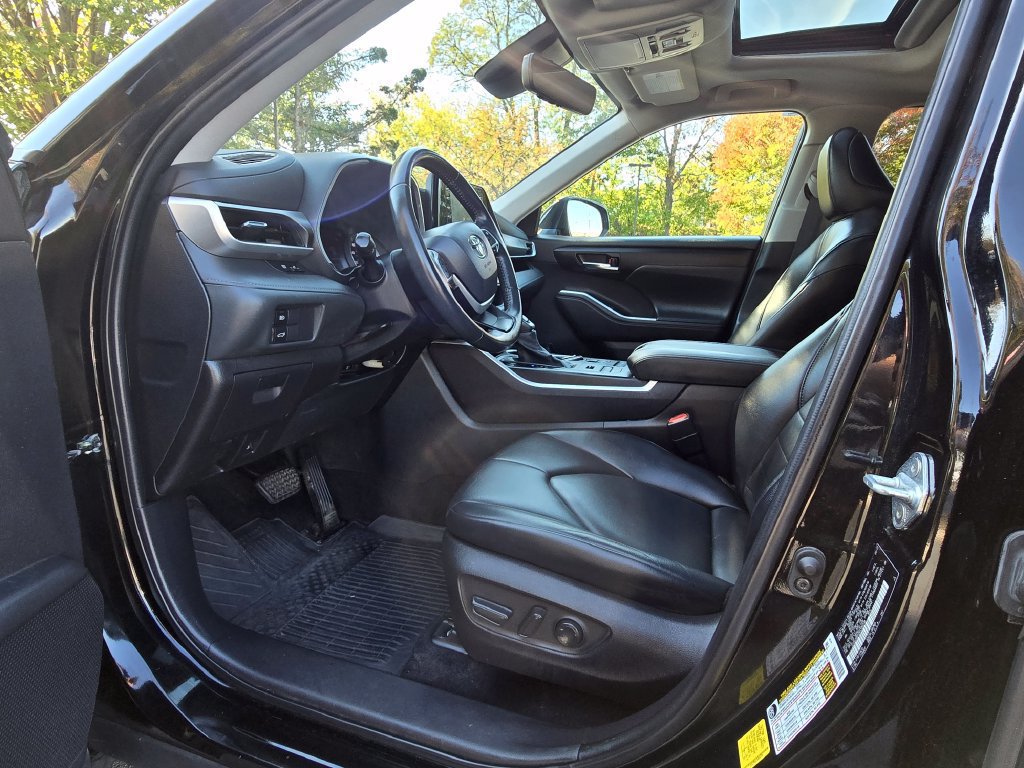 Used 2022 Toyota Highlander XLE AWD/4WD image 17