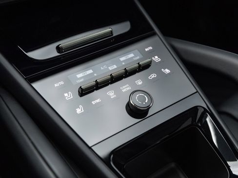 Certified 2026 Porsche Cayenne Turbo AWD/4WD image 27