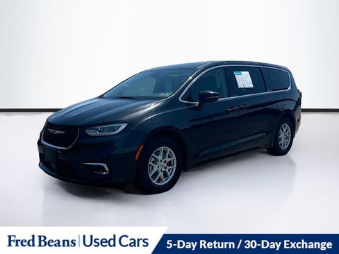 Used 2023 Chrysler Pacifica Touring-L FWD image 3