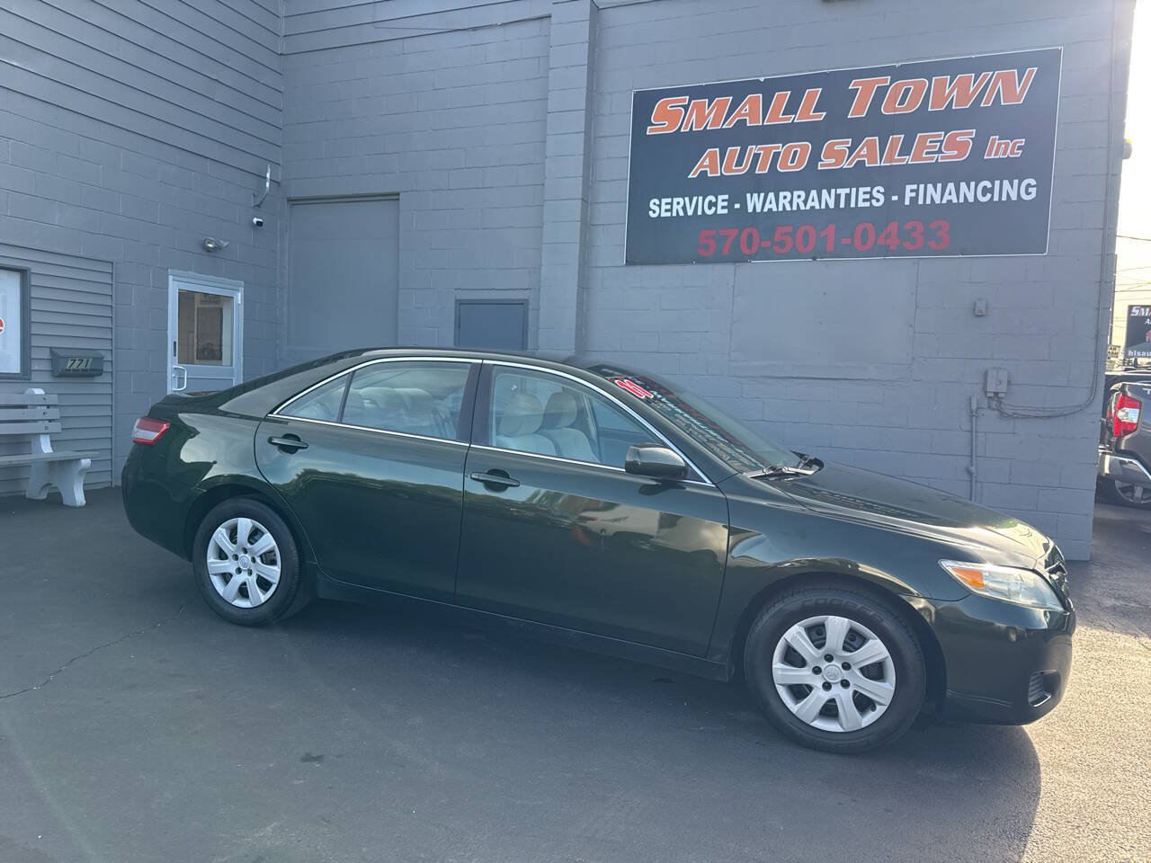 Used 2011 Toyota Camry LE FWD image 1