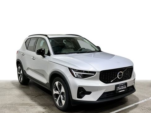 Used 2023 Volvo XC40 B5 Plus AWD/4WD image 3