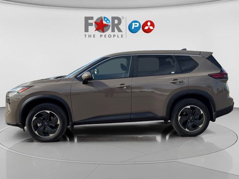 Used 2024 Nissan Rogue SV image 2