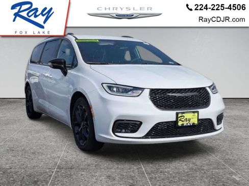 New 2026 Chrysler Pacifica Select w/ S Appearance Package FWD image 1