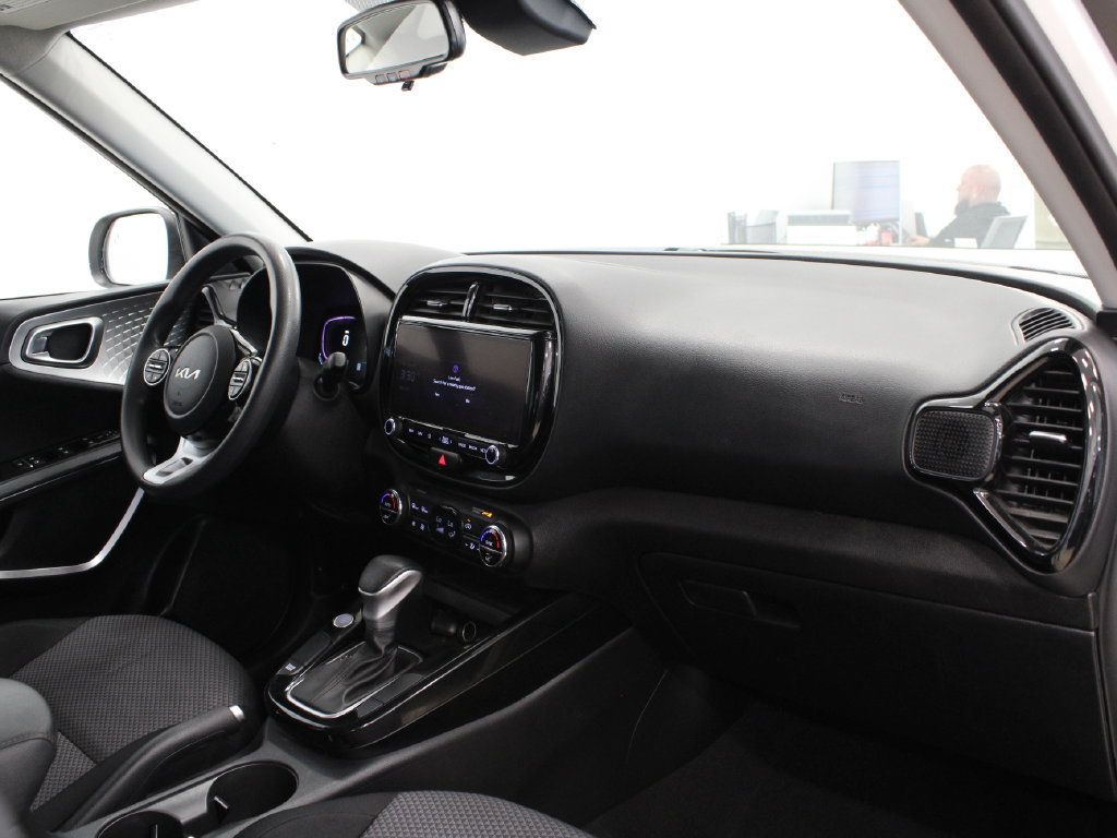 Used 2023 Kia Soul S FWD image 17