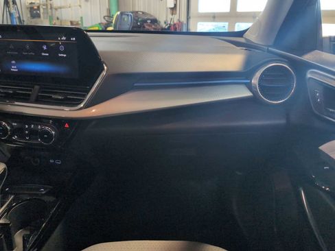 Used 2025 Chevrolet Trax LT w/ LT Convenience Package image 29