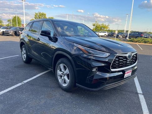 Used 2021 Toyota Highlander LE FWD image 2