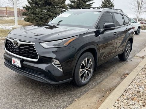 Certified 2023 Toyota Highlander XLE image 37