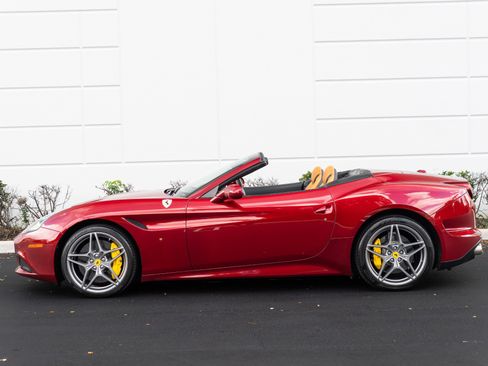 Used 2015 Ferrari California T image 23