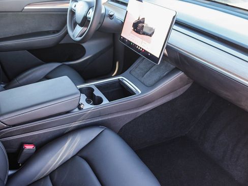 Used 2024 Tesla Model Y Long Range image 17