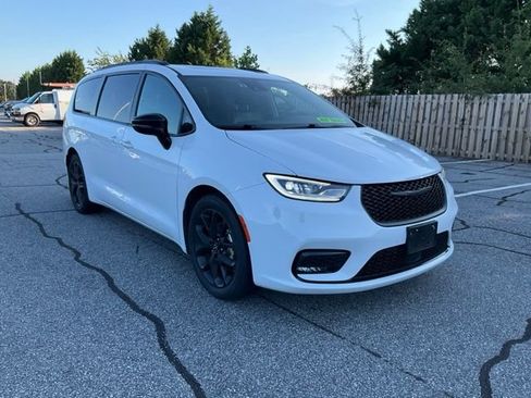 Used 2025 Chrysler Pacifica Limited FWD image 1