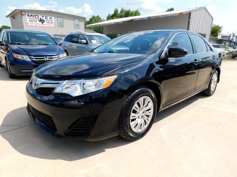 Used 2014 Toyota Camry LE image 3